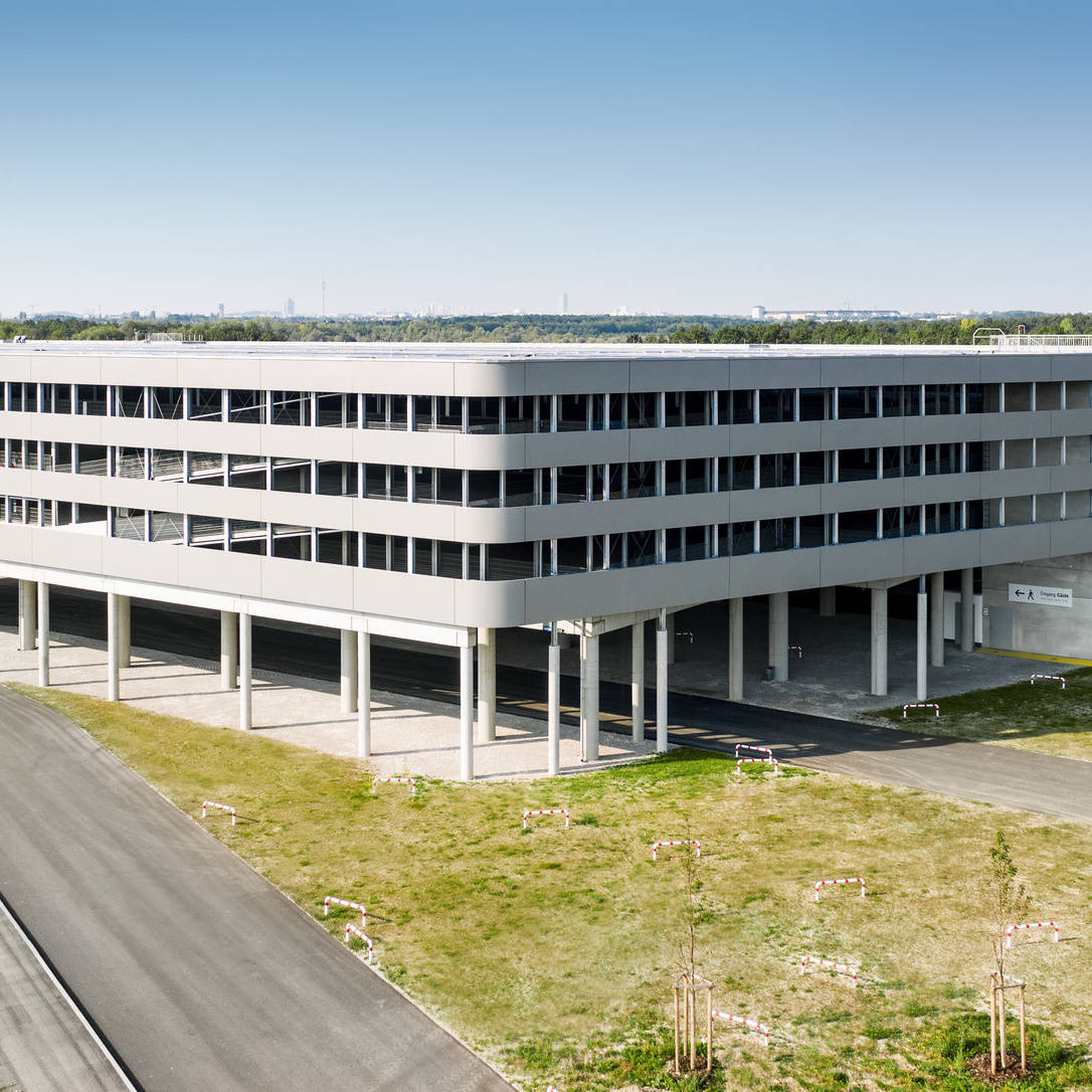 Außenansicht der Parkhausreferenz Allianz Arena in München